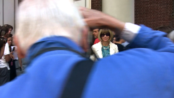 Bill Cunningham photographing Anna Wintour in BILL CUNNINGHAM NEW YORK (Photo: Zeitgeist Films)