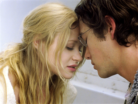 Emily (Emilie de Ravin) & Brendan (Joseph Gordon-Levitt)
Photo: Steve Yedlin