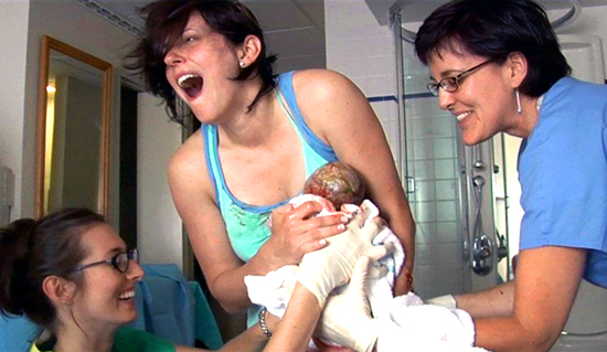 Mother Jennifer (center)
with midwife Melanie Comer (right) & a nurse
Photo: Paulo Netto