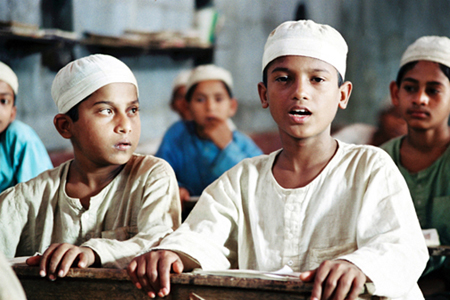 Rokon (left, Russell Farazi) &
Abu (Nurul Islam Bablu) in class
Photo: Milestone