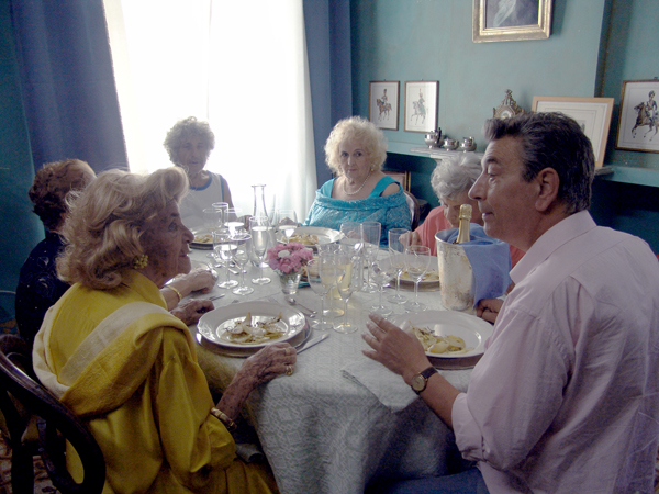 A scene from MID-AUGUST LUNCH (Photo: Zeitgeist Films)