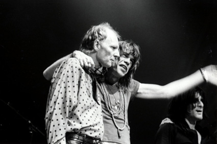 David Johansen hugs Arthur Kane
Photo: Seth Lewis Gordon