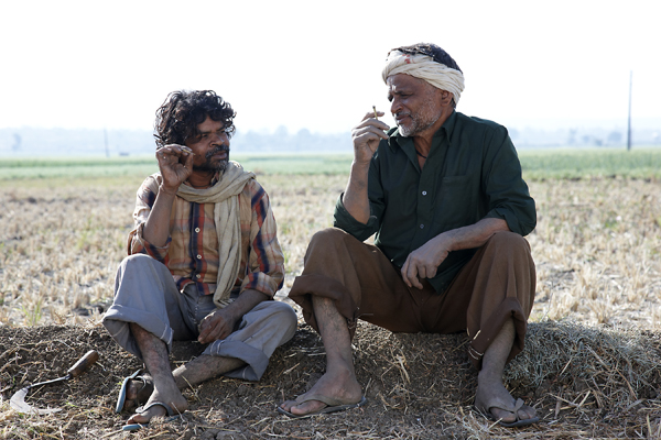 Omkar Das Manikpuri, left, & Raghubir Yadav in PEEPLI LIVE (Photo: UTA Motion Pictures)