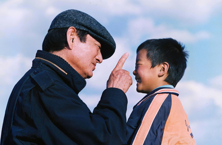 Ken Takakura as Gou-ichi (left) &
Yang Zhenbo as Li Jiamin's son, Yang Yang
Photo: Ohki Shigeru/Sony Pictures Classics