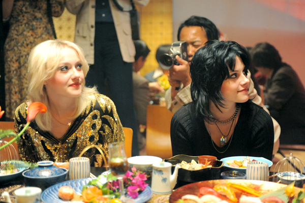 Dakota Fanning & Kristen Stewart in THE RUNAWAYS (Photo: Apparition)