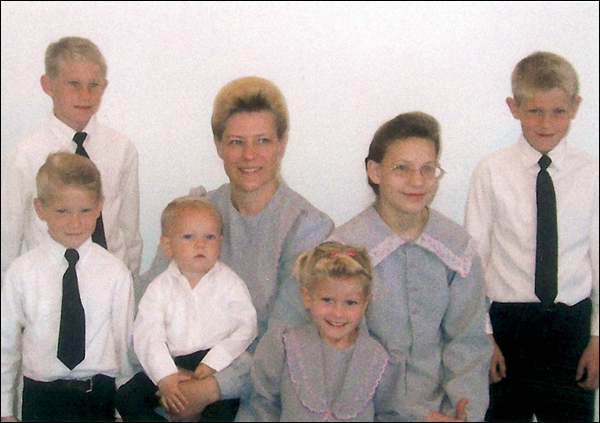 Jorjina Broadbent & children (Photo: Jorjina Broadbent